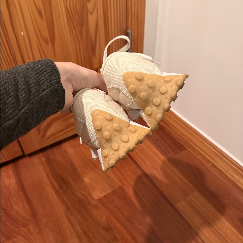 New Balance 327 Cream Sneakers - Picture 5 of 6